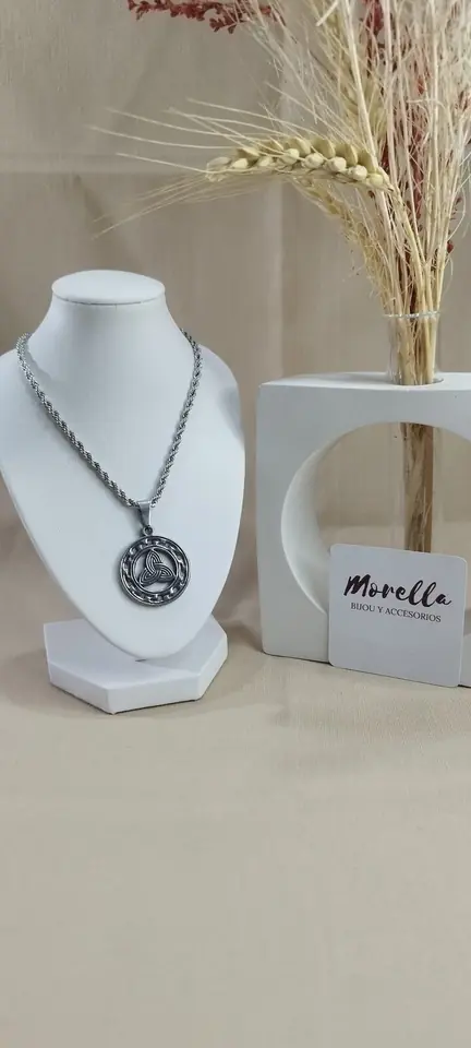 Cadena con dije triqueta