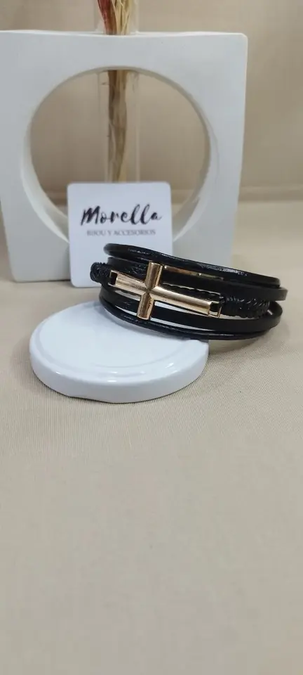 Pulsera  negra /cruz dorado