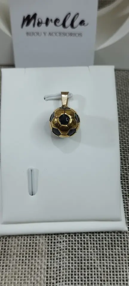 Dije pelota de fútbol dorada