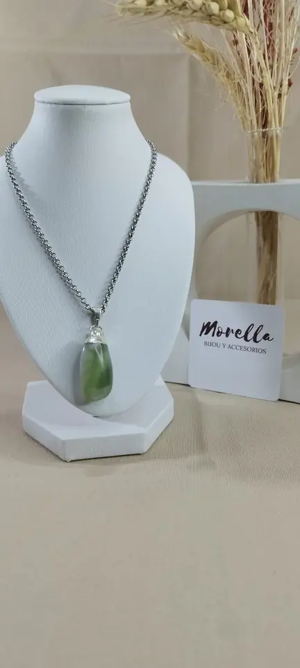 Cadena con dije jade verde