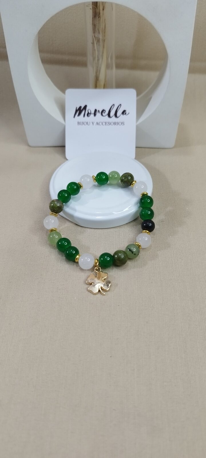 Pulsera con dije trebol cuarzo verde/opalina