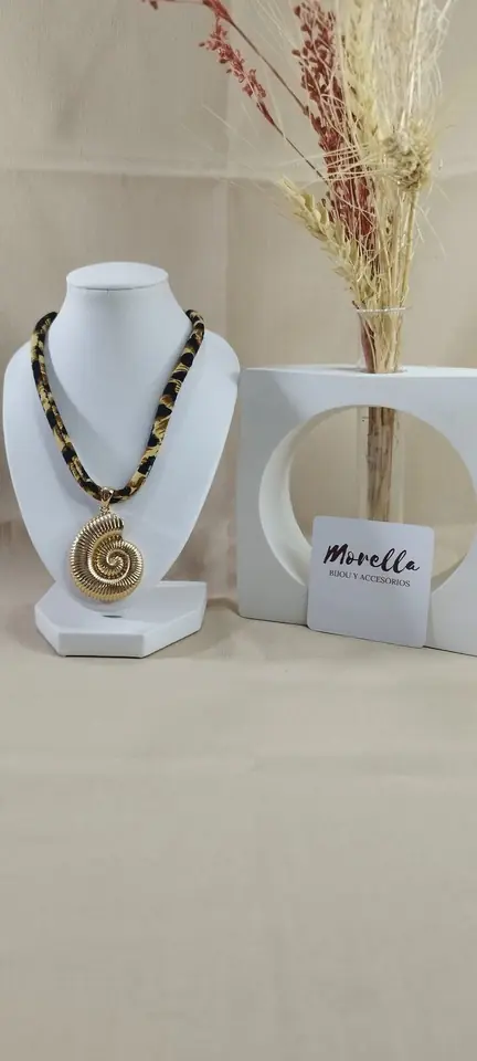 Collar con dije caracol chico