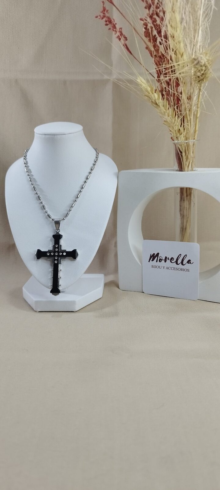 Cadena fina con dije cruz negra