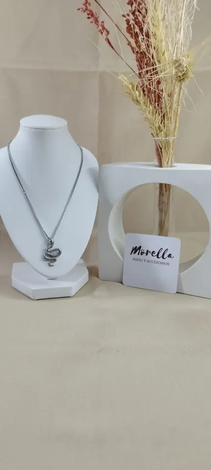 Cadena con dije de serpiente