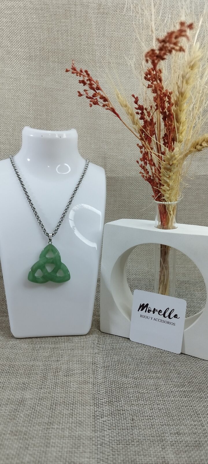 Cadena y dije nudo de bruja en cuarzo verde