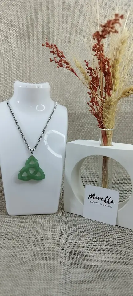 Cadena y dije nudo de bruja en cuarzo verde
