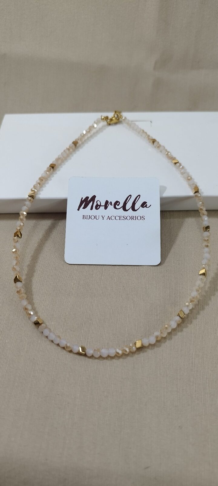 Collar en cuentas beige