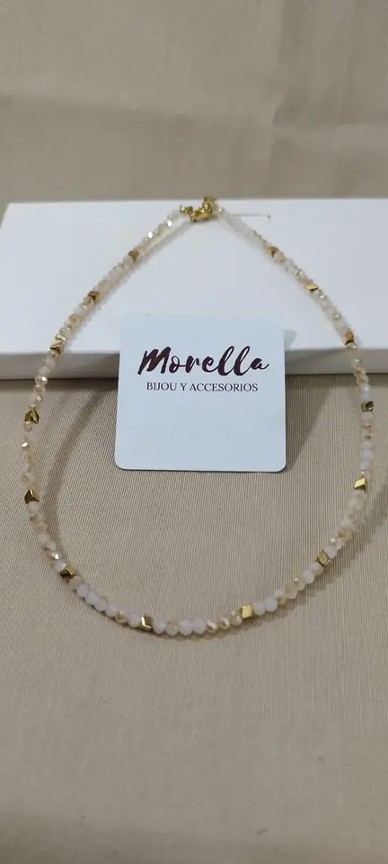 Collar en cuentas beige