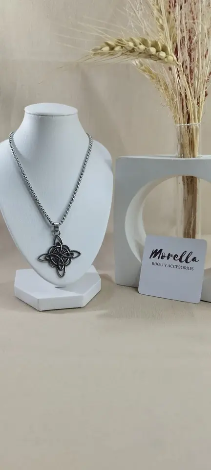 Cadena con dije nudo de bruja