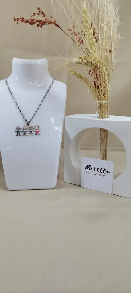 Cadena con dije 3 niños y 1 niña