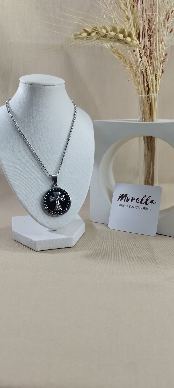 Cadena con dije cruz de malta