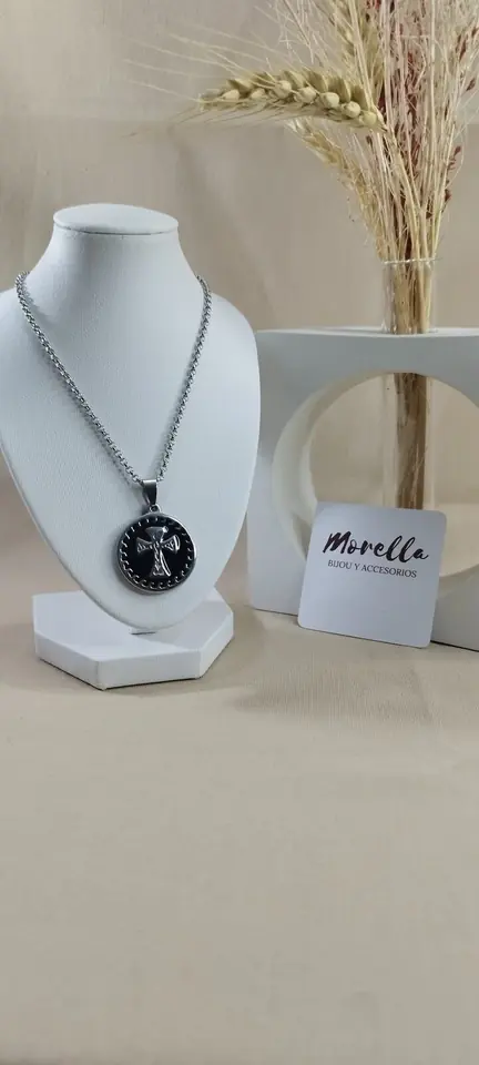 Cadena con dije cruz de malta