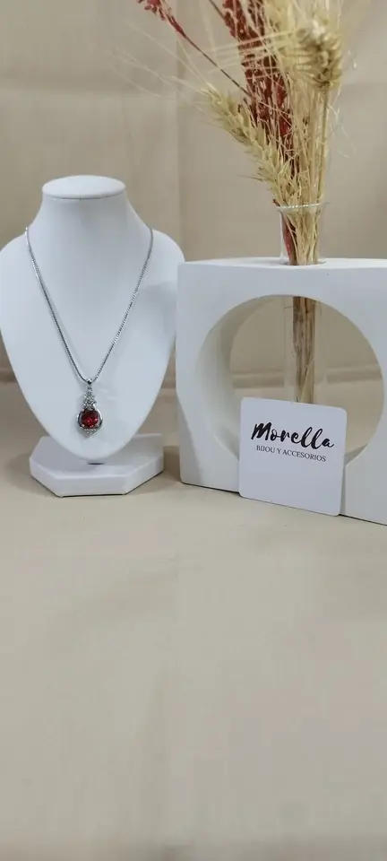 Cadena con dije piedra roja
