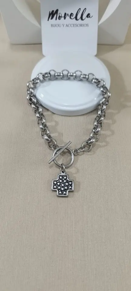 Pulsera con dije cruz