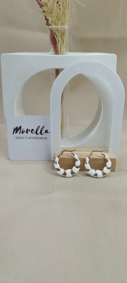 Aros medianos en dorado con blanco