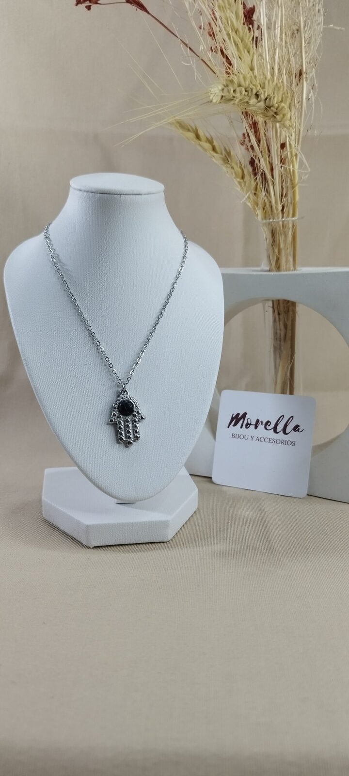 Cadena con dije mano de Fátima con piedra negra