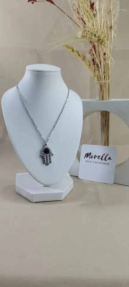 Cadena con dije mano de Fátima con piedra negra