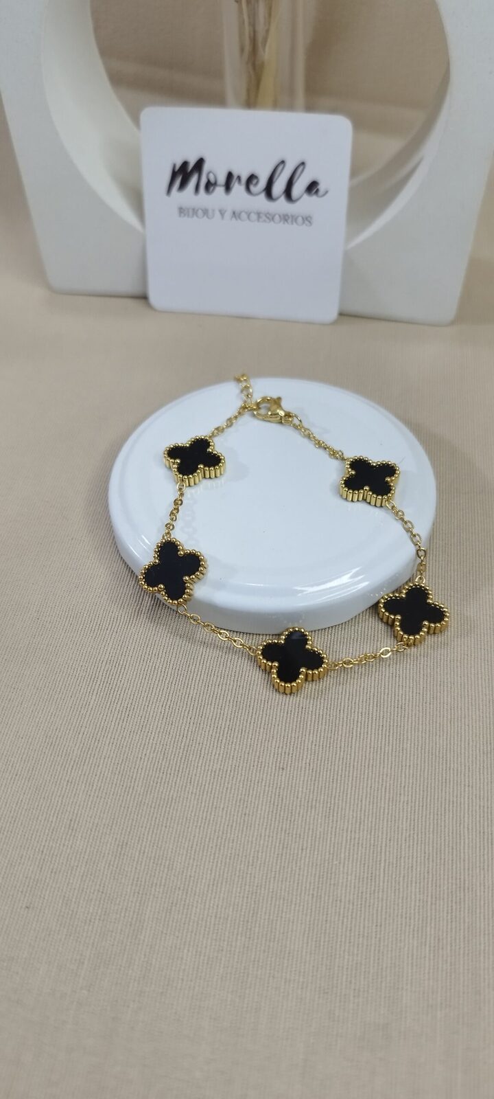 Pulsera dorada trebol negro