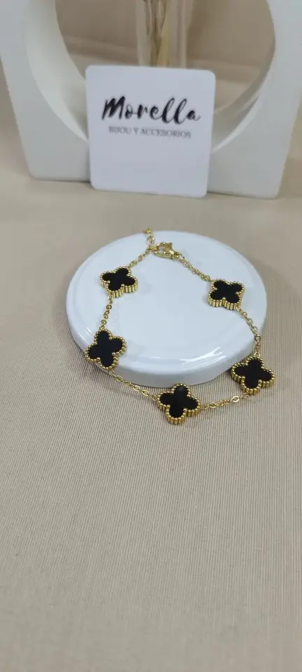 Pulsera dorada trebol negro