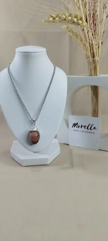 Cadena con dije de jaspe rojo