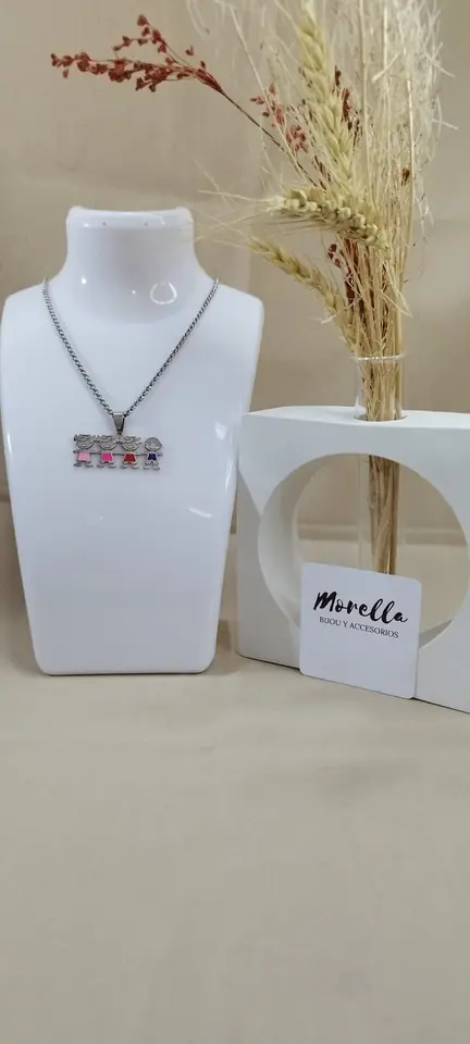 Cadena con dije 3 niñas y 1 niño