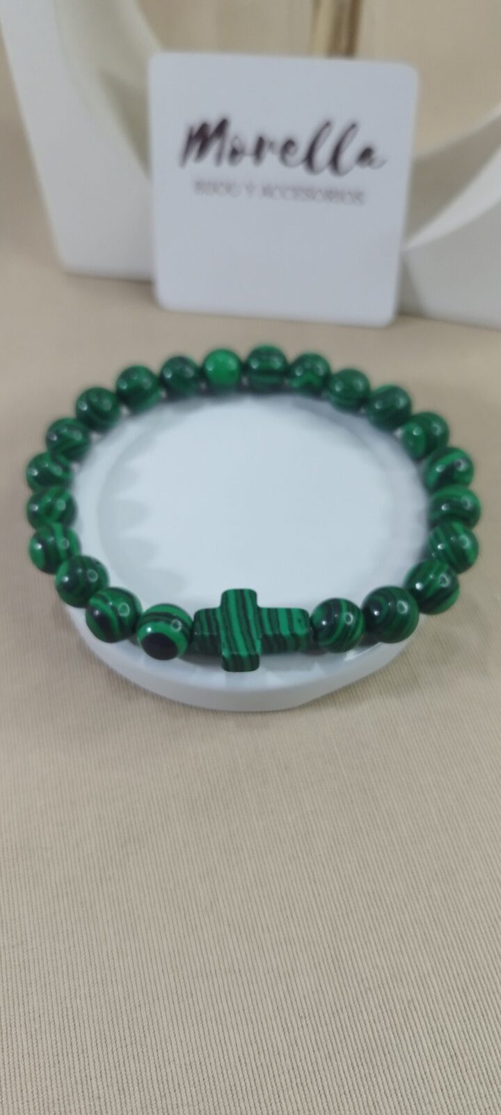 Pulsera 8 mm con dije cruz en Malakita