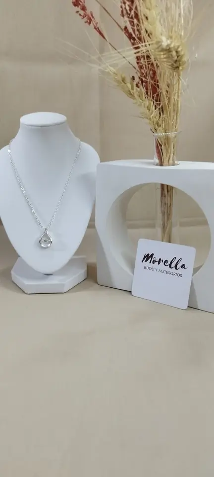 Cadena con dije punto de luz gota