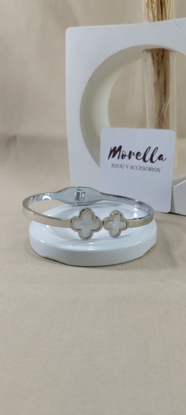 Esclava con cierre plateada  2 trébol blanco