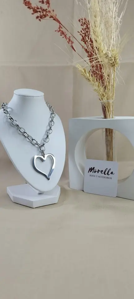Cadena con dije corazón plateado