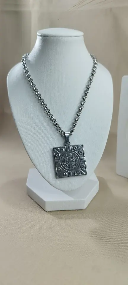 Cadena con dije San Benito (cuadrado)