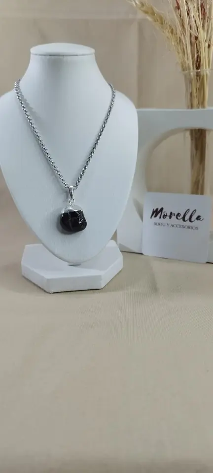 Cadena con dije granate