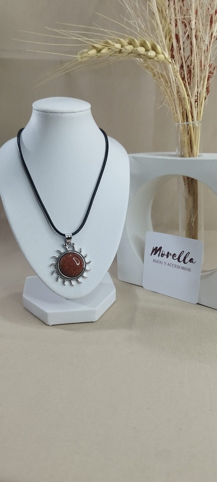 Cordón con dije piedra del sol