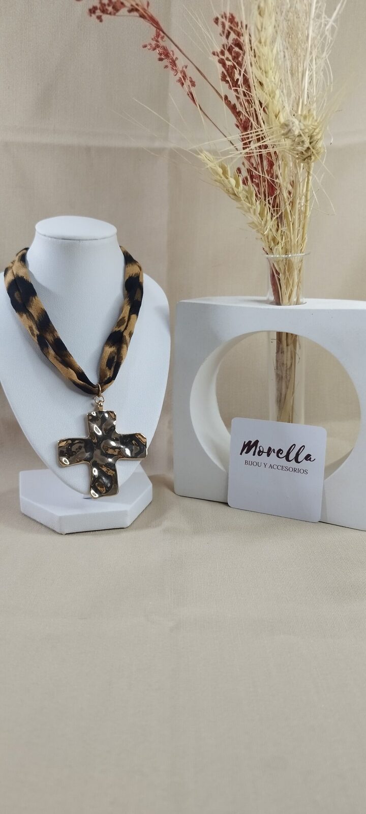 Collar doble con dije cruz grande