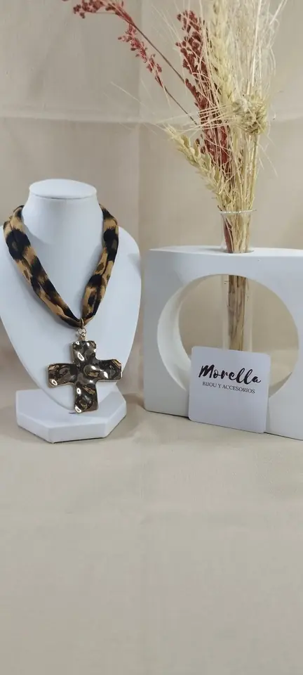 Collar doble con dije cruz grande