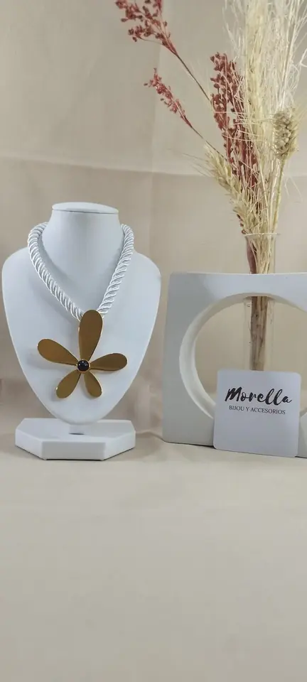 Cordón blanco y dije flor