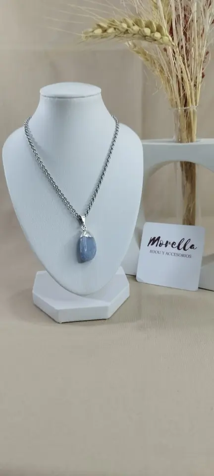 Cadena con dije de cuarzo azul