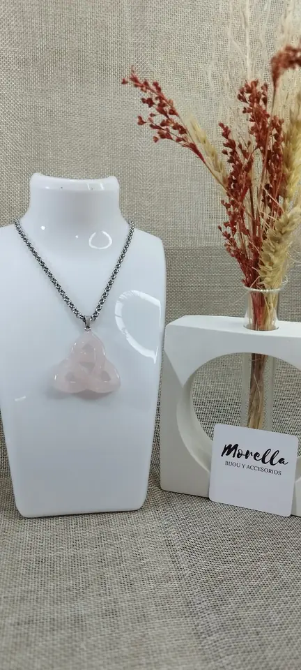 Cadena y dije nudo de bruja en cuarzo rosa