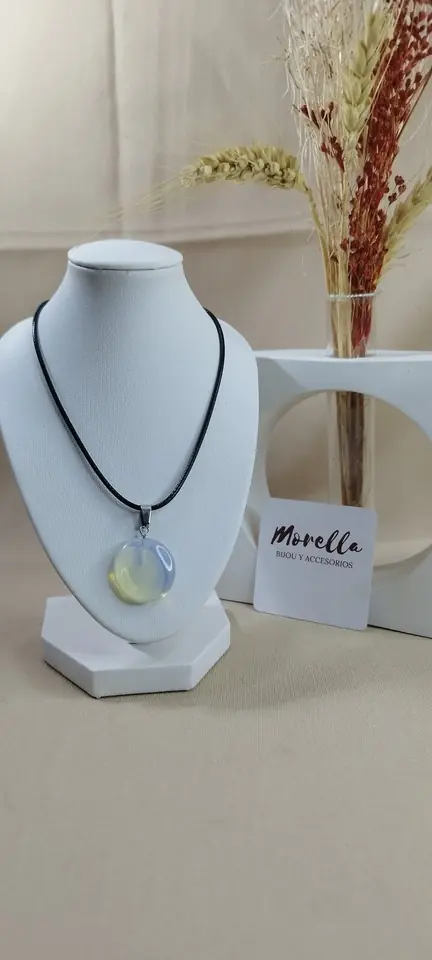 Cordón y dije de opalina