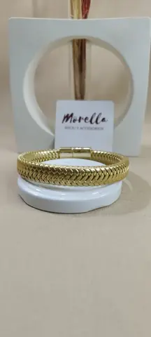 Pulsera en cuero dorado