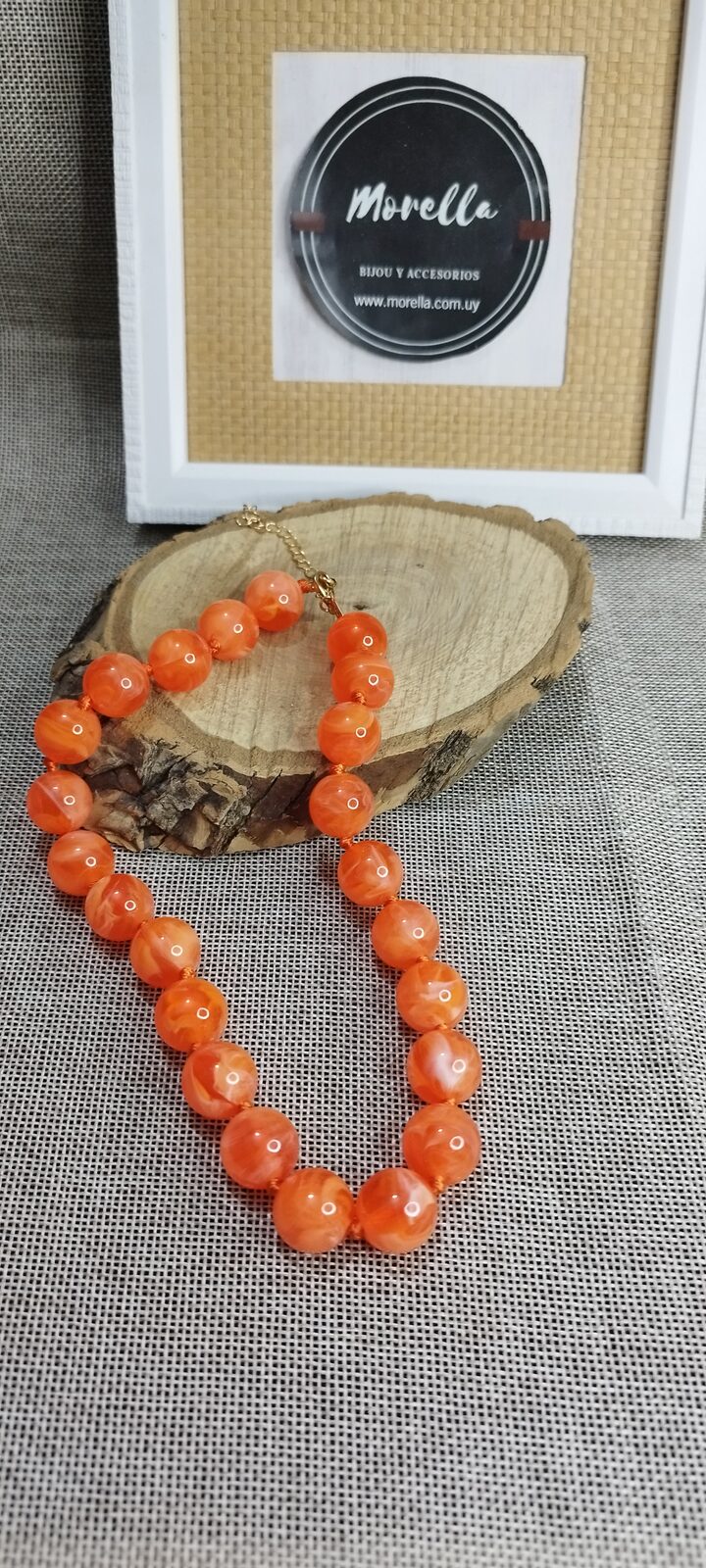 Collar naranja beteado