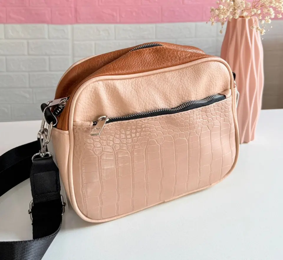 Bandolera en cuerina combinada con crocco en color beige