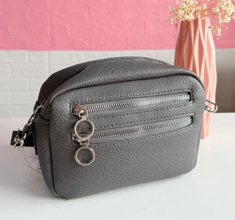 Bandolera gris en cuerina