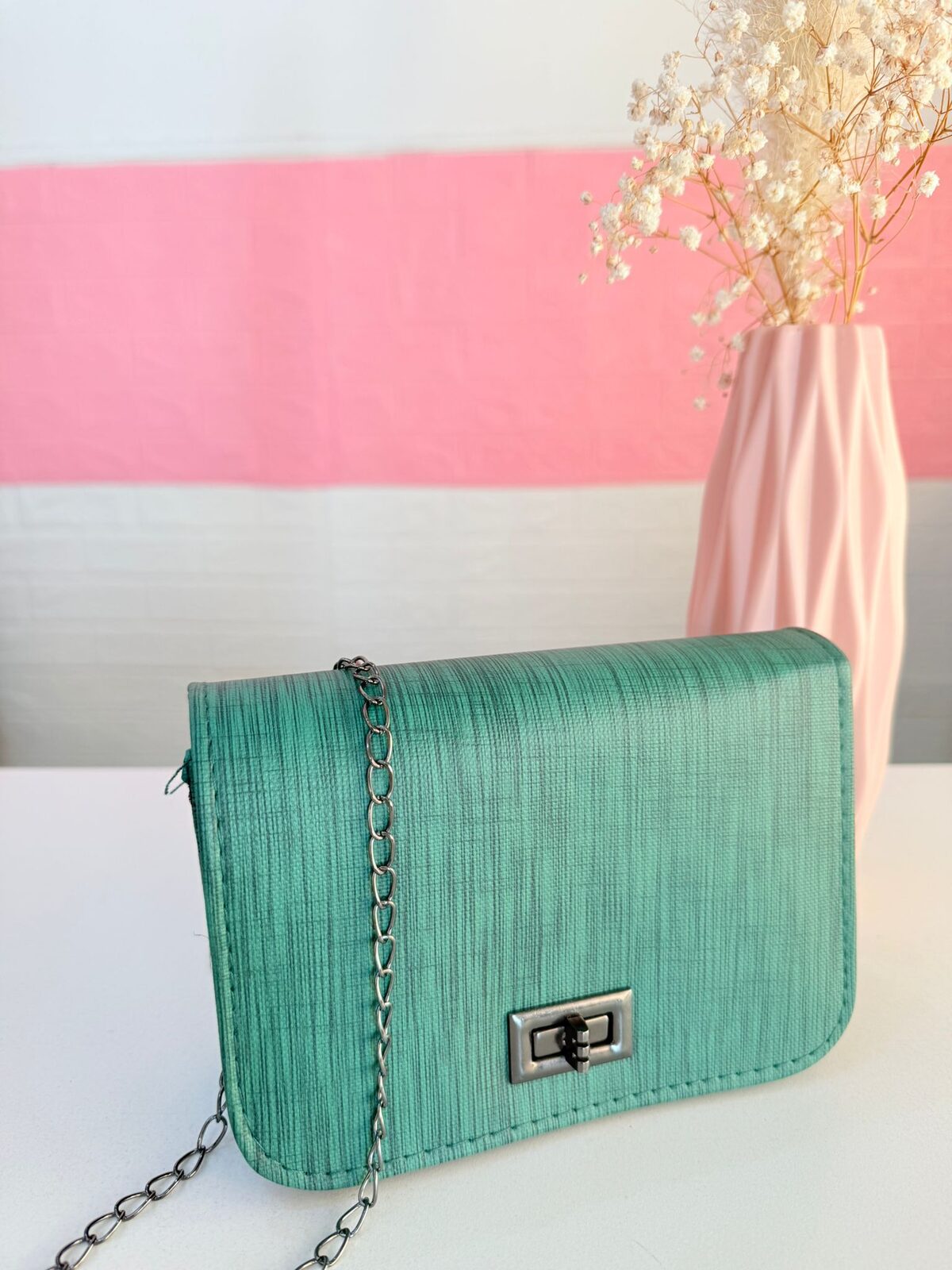 Cartera rígida verde con cadena