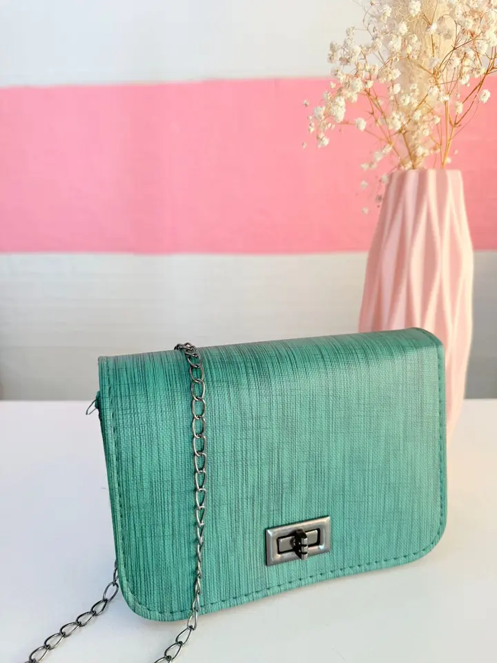 Cartera rígida verde con cadena