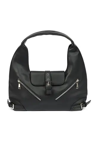 Cartera en color negro con detalles de cierres