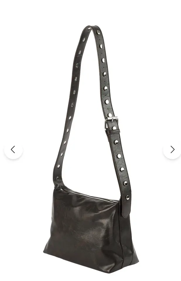 Cartera en color negro, cuerina.