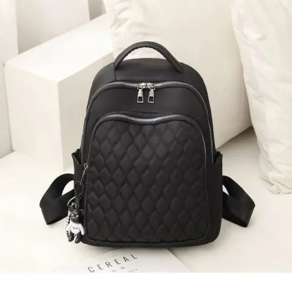 Mochila  Bordado Rombo y Cierre con Muñeco – M2068