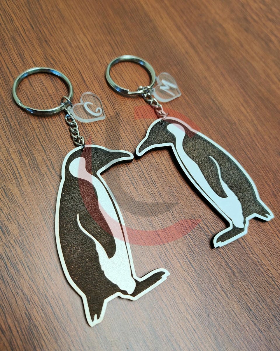 Llaveros dobles de pingüino + aplique en acrílico con inicial