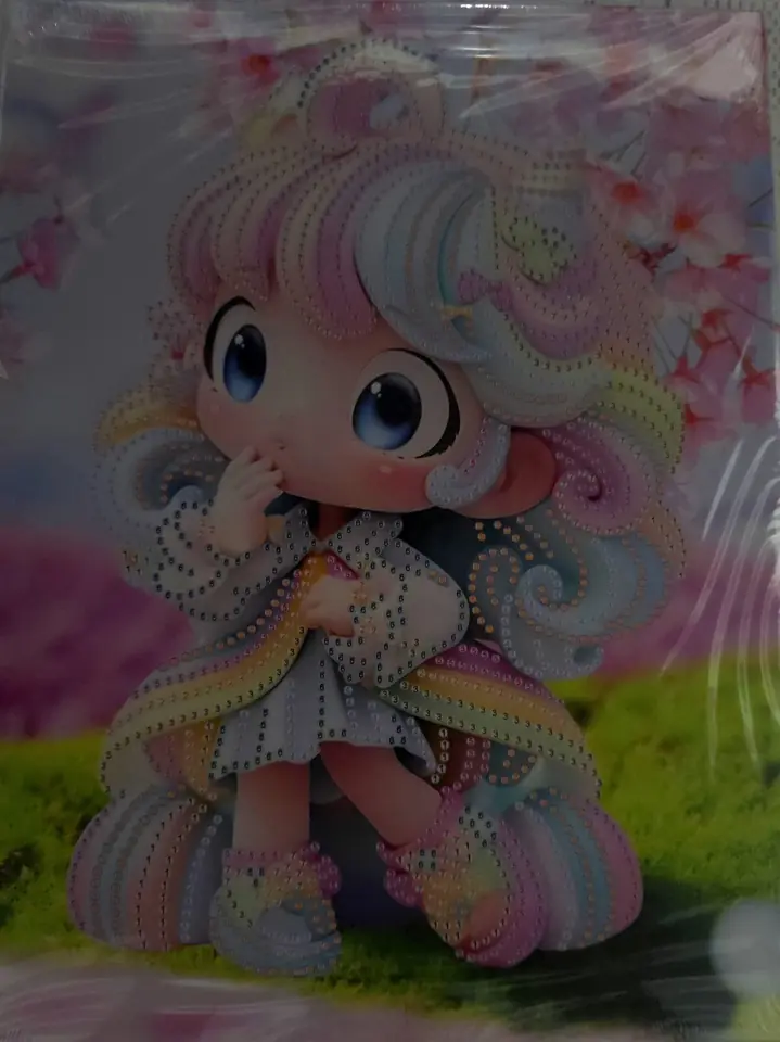 Cuadro muñeca, con flores de fondo.
