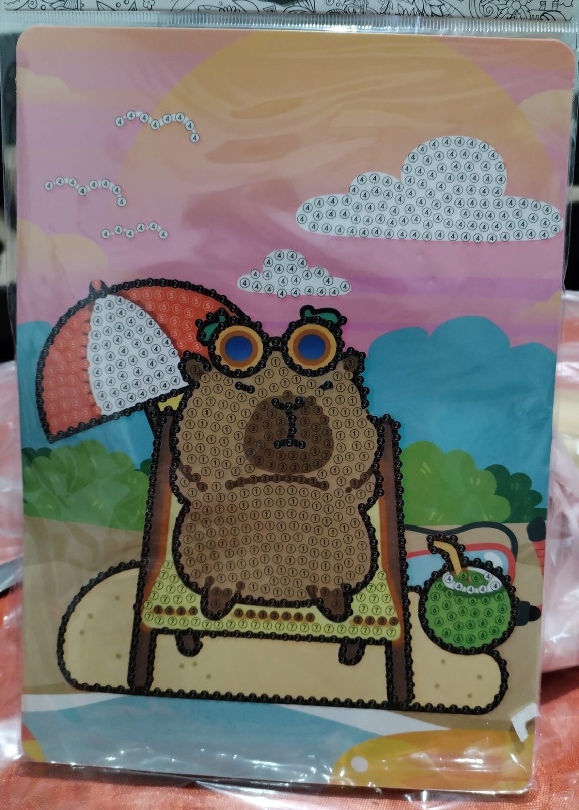 Cuadrito de cartón, capibara playa.